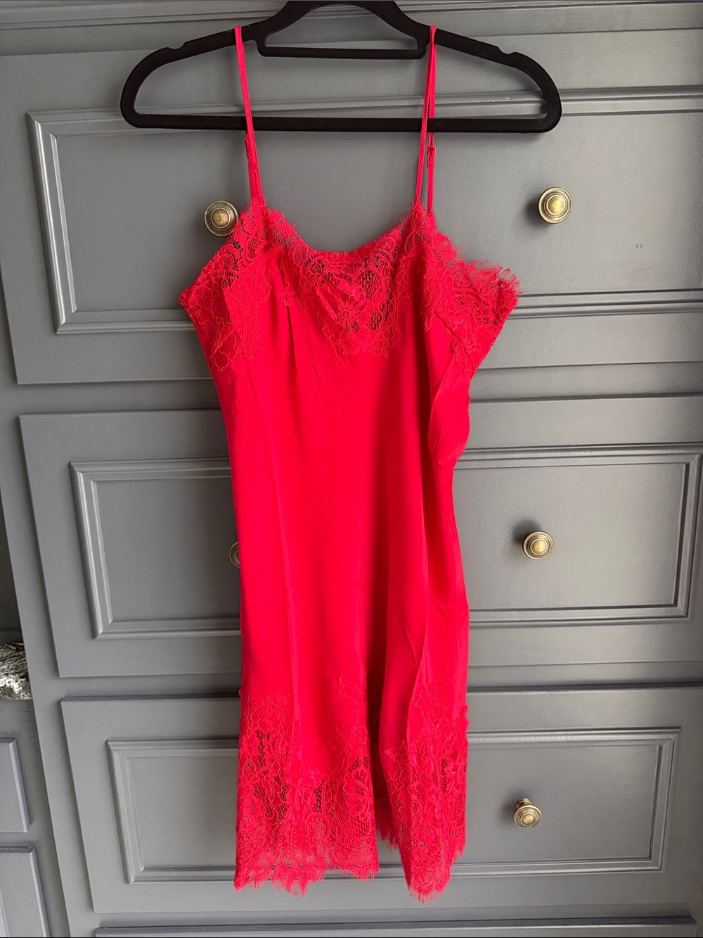 Gold Hawk silk Coco in fiery red